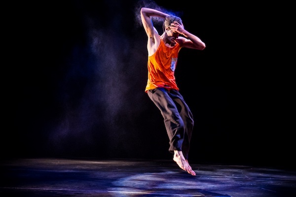 “Quintetto” di Marco Augusto Chenevier al Teatro Naselli di Comiso: comicità, danza e riflessione