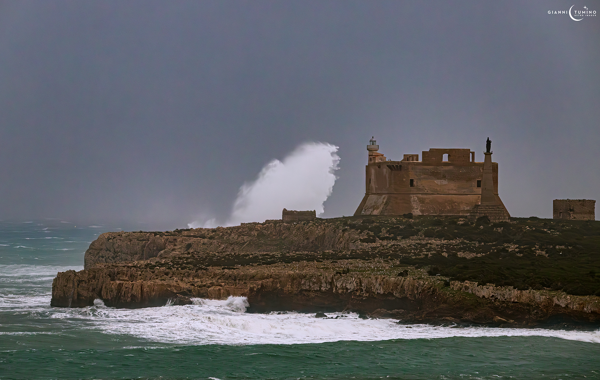 Quando il mare ruggisce: lo scatto di Giovanni Tumino che ferma la furia della tempesta su Portopalo