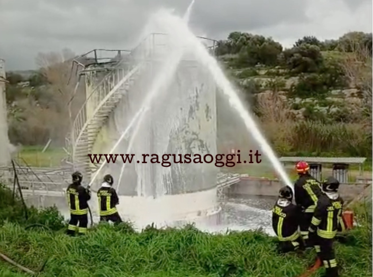 Paura al centro petrolifero Irminio: serbatoio in fiamme tra Ragusa e Scicli