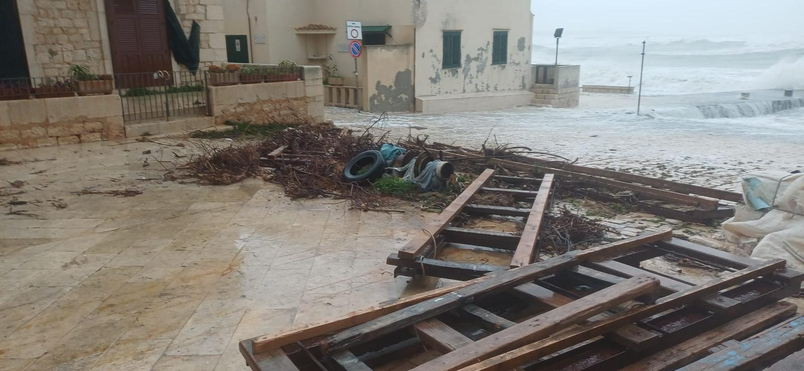 A Sampieri il mare cancella anni di solidarietà: distrutta la Casa Gialla