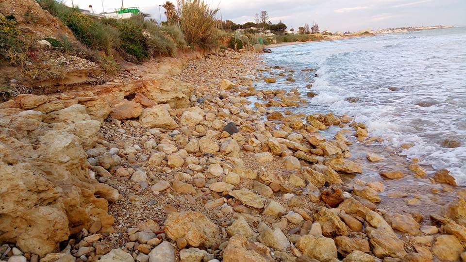 La costa divisa in due: Punta Secca da cartolina, Caucana nel degrado. La denuncia dei residenti
