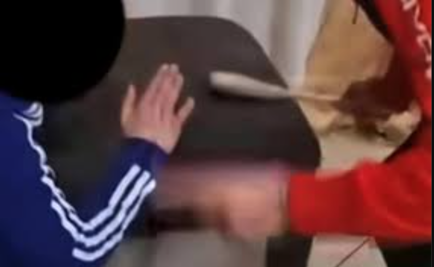 Colpisce il figlio con un cucchiaio: sospesa la responsabilità genitoriale, divieto di avvicinamento ai figli