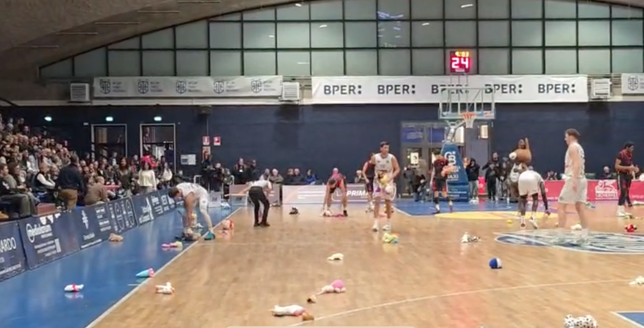 Ritmi alti e buone percentuali, la Virtus batte Rende 100-87. In campo anche la solidarietà