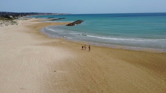 La spiaggia di Palo Bianco sommersa dai rifiuti: due giorni di pulizia spontanea