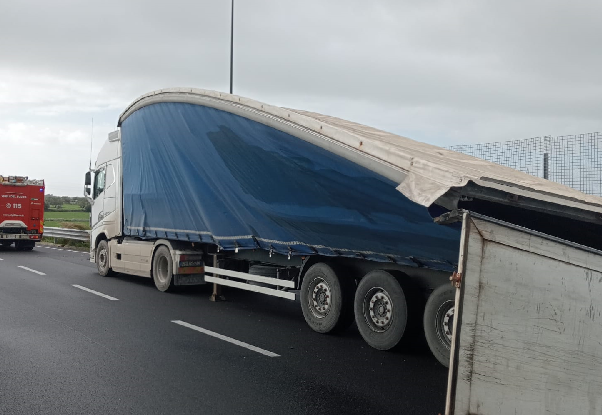Modica: forte vento fà volare il furgonato di un autocarro e blocca la circolazione