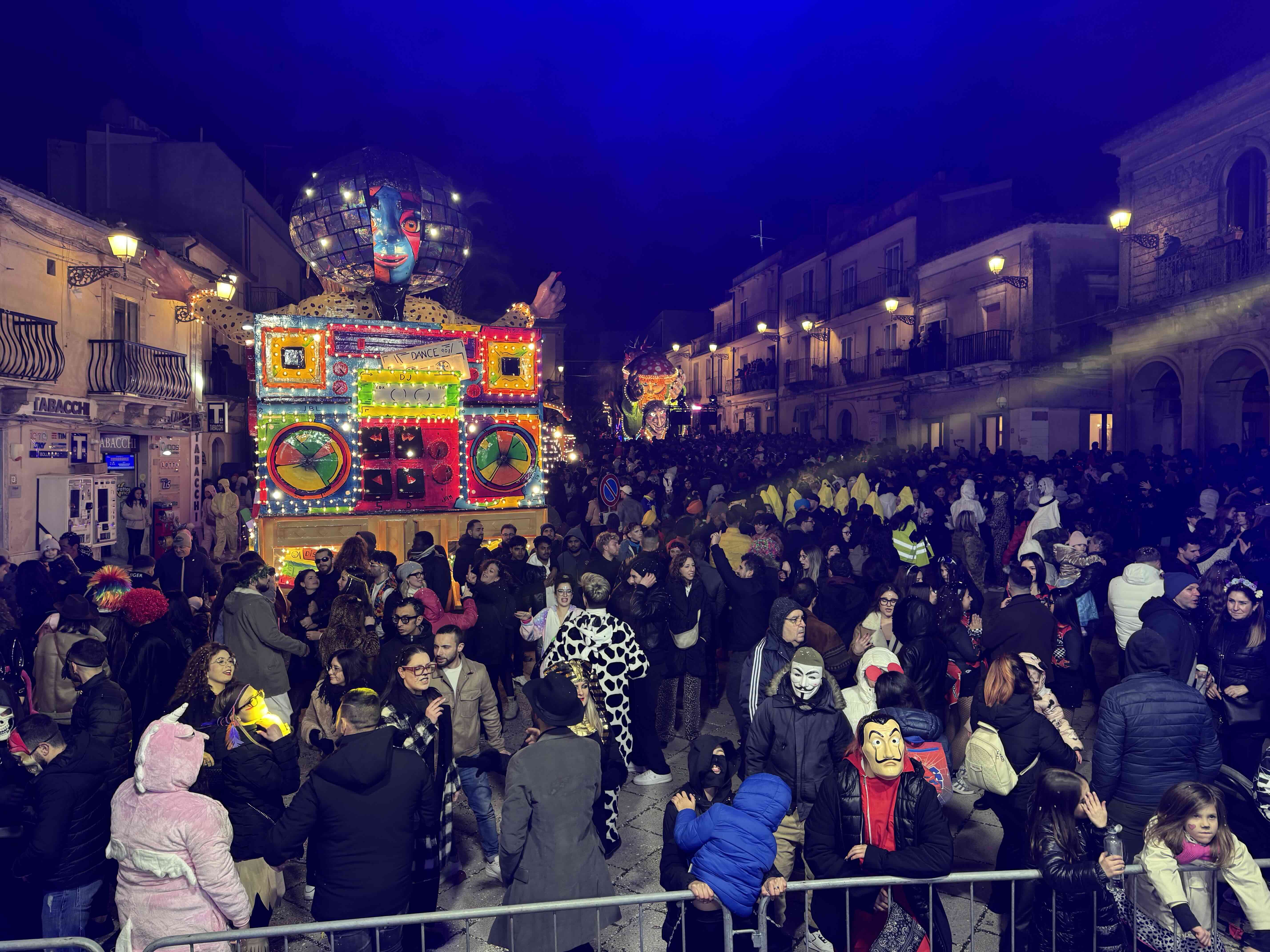 Carnevali Iblei tra festa e organizzazione: tre giorni di Sagra della Salsiccia a Chiaramonte, scuole chiuse per disinfestazione. FOTO GALLERY