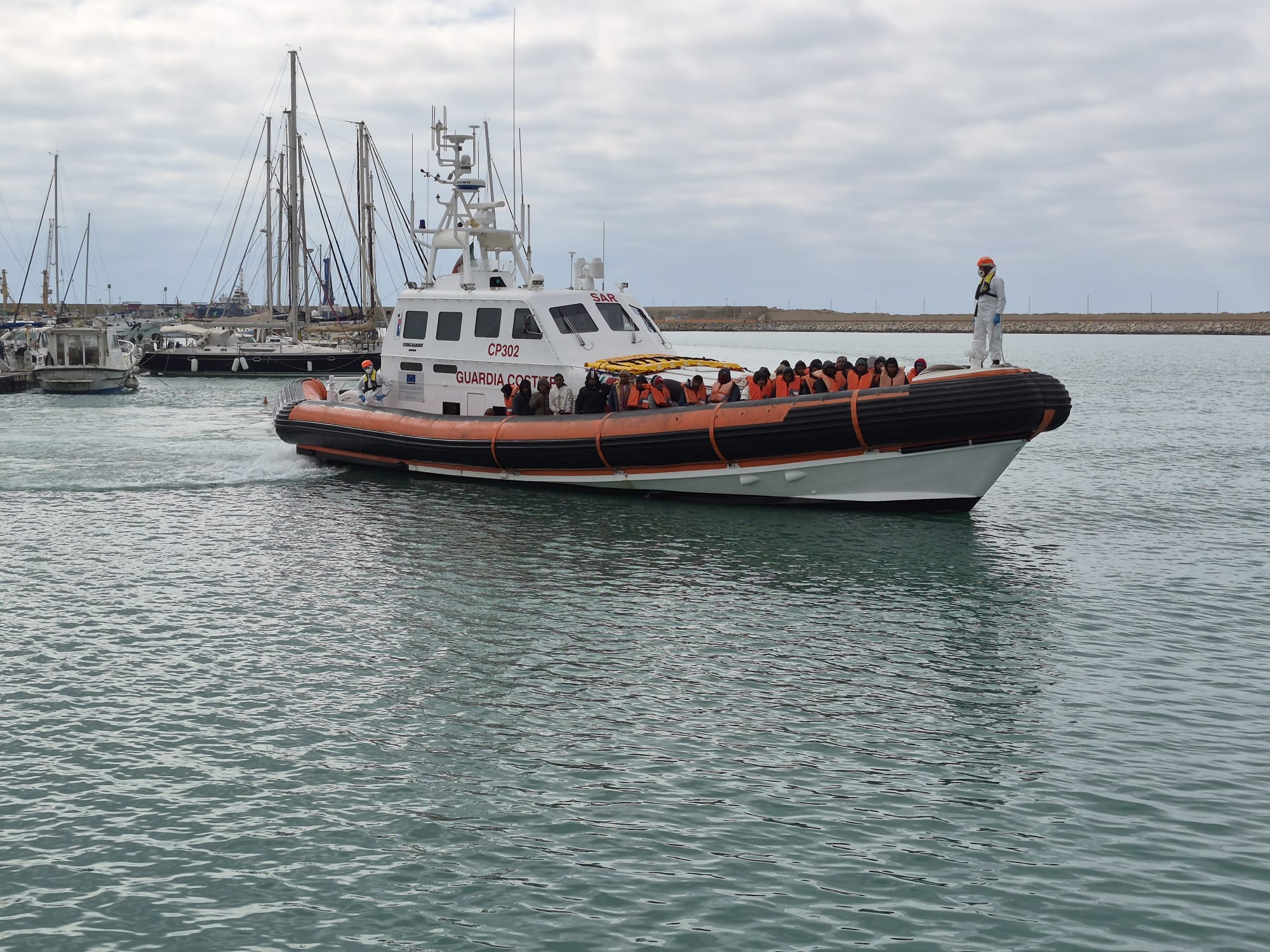 Ci sono anche tre ragazzini tra i 37 migranti salvati e sbarcati a Pozzallo
