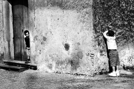 Storie di Sicilia: quando i ragazzi giocavano per strada. Tradizioni, nostalgia e libertà