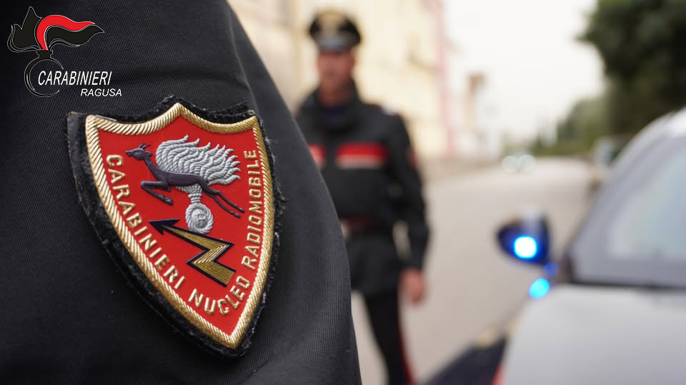 Ragusa, inseguimento notturno: due 15enni si schiantano con auto rubata e vengono denunciati