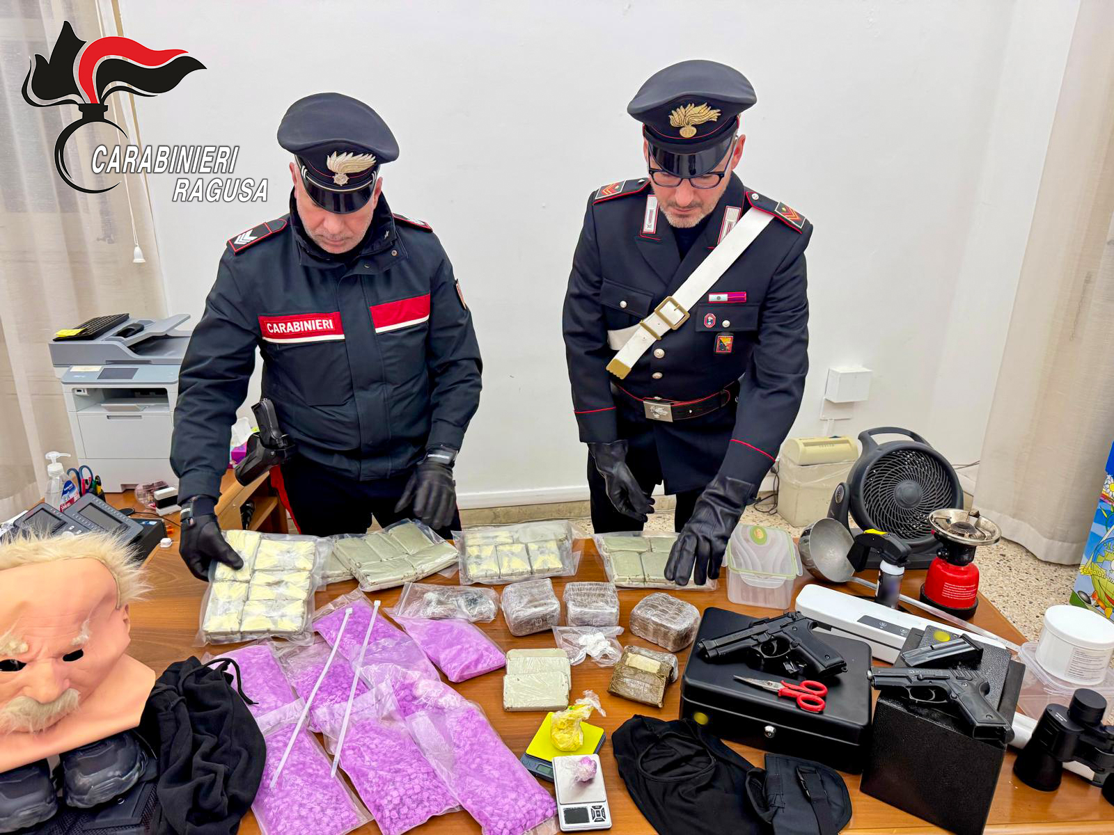 Supermarket della droga in centro a Ragusa, 10 chili di sostanze stupefacenti, due pistole e un arresto: operazione dei carabinieri