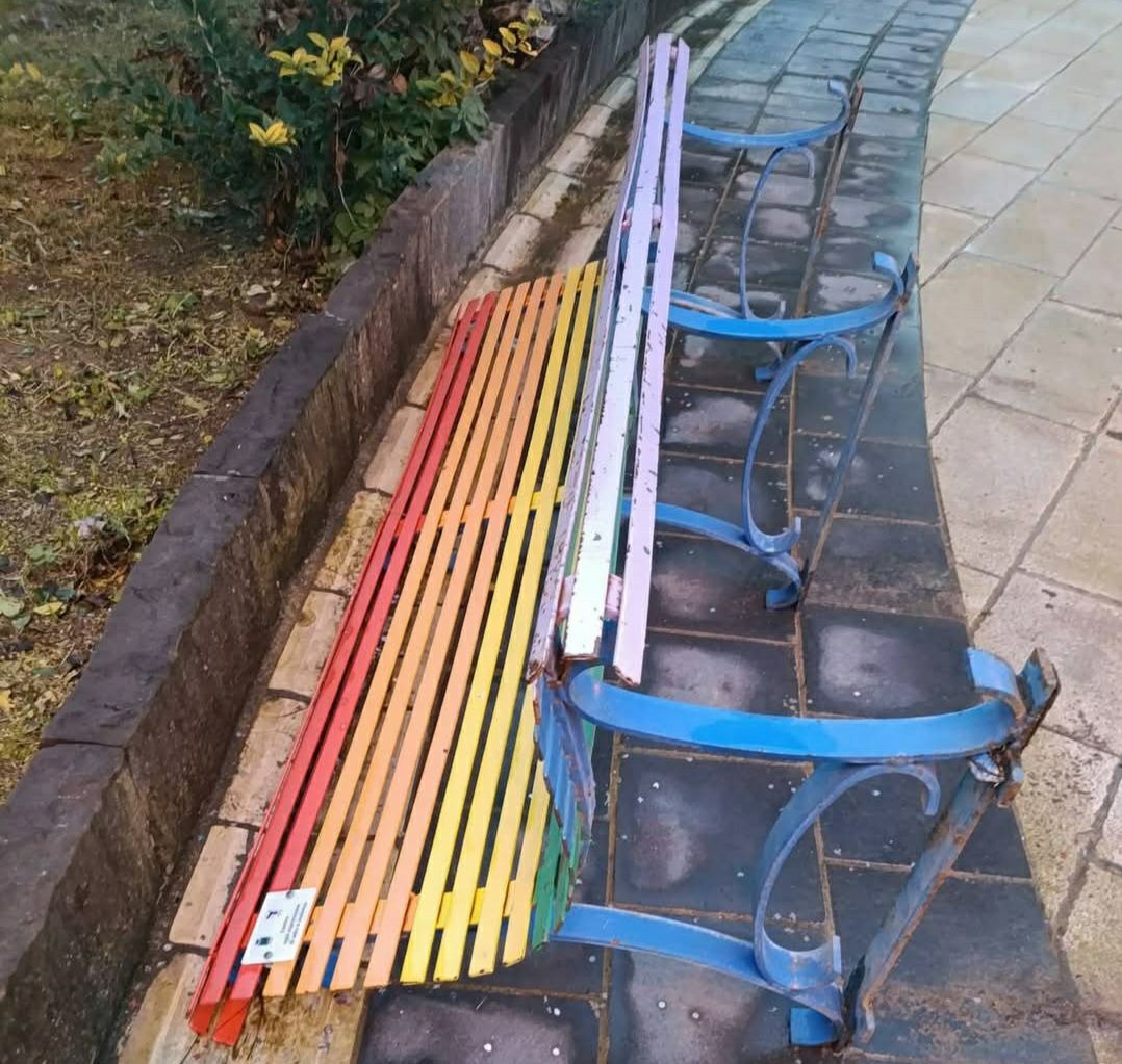A Vittoria divelta la panchina arcobaleno, simbolo di inclusione. Rispetto vandalizzato