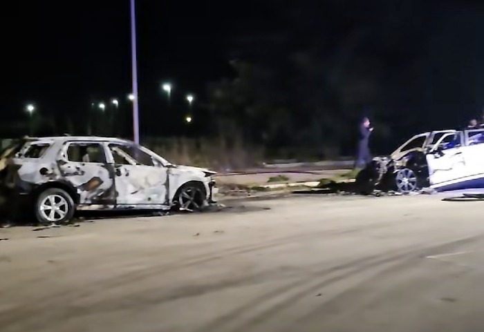 Due auto distrutte dalle fiamme dopo la brutale aggressione a Rosolini: si tratta di giustizia fai-da-te?
