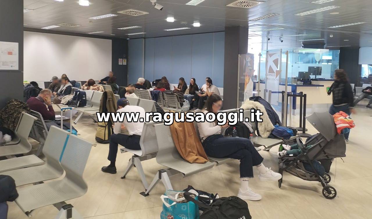 Etna in eruzione: chiuso anche l’aeroporto di Comiso. La cenere arriva a Ragusa città. Stop alcuni voli anche a Malta e Sigonella