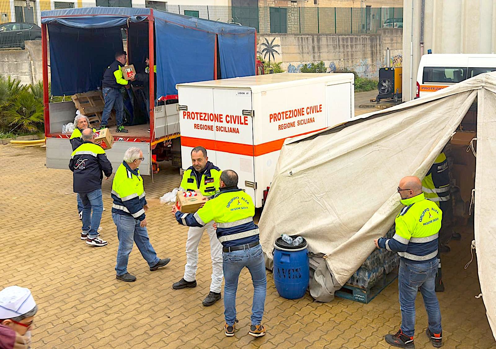 Frana a Niscemi: Despar Sicilia dona 10 pedane di beni essenziali consegnate dal Gruppo Alfa. FOTO GALLERY