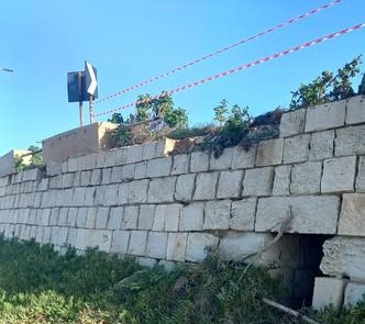 Pericolo sul curvone di Cava d’Aliga: auto rischiano di finire nel dirupo