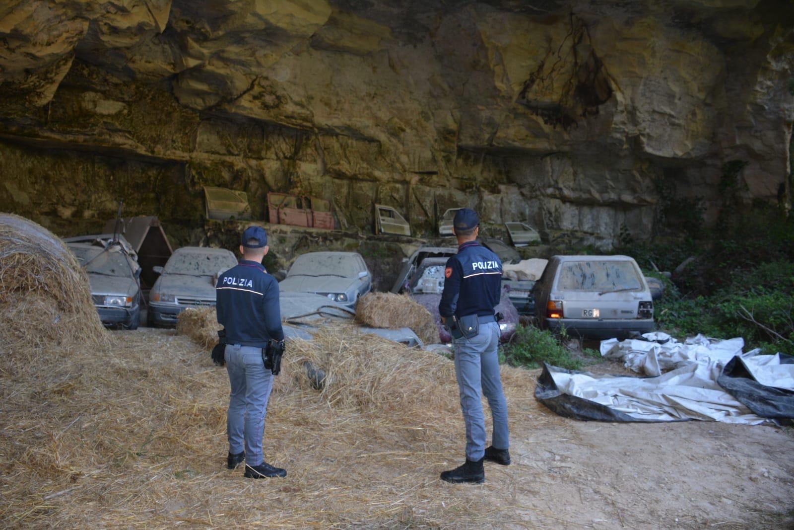 Veleni sotto la roccia nella cava della vergogna a Modica. Le immagini choc che indignano