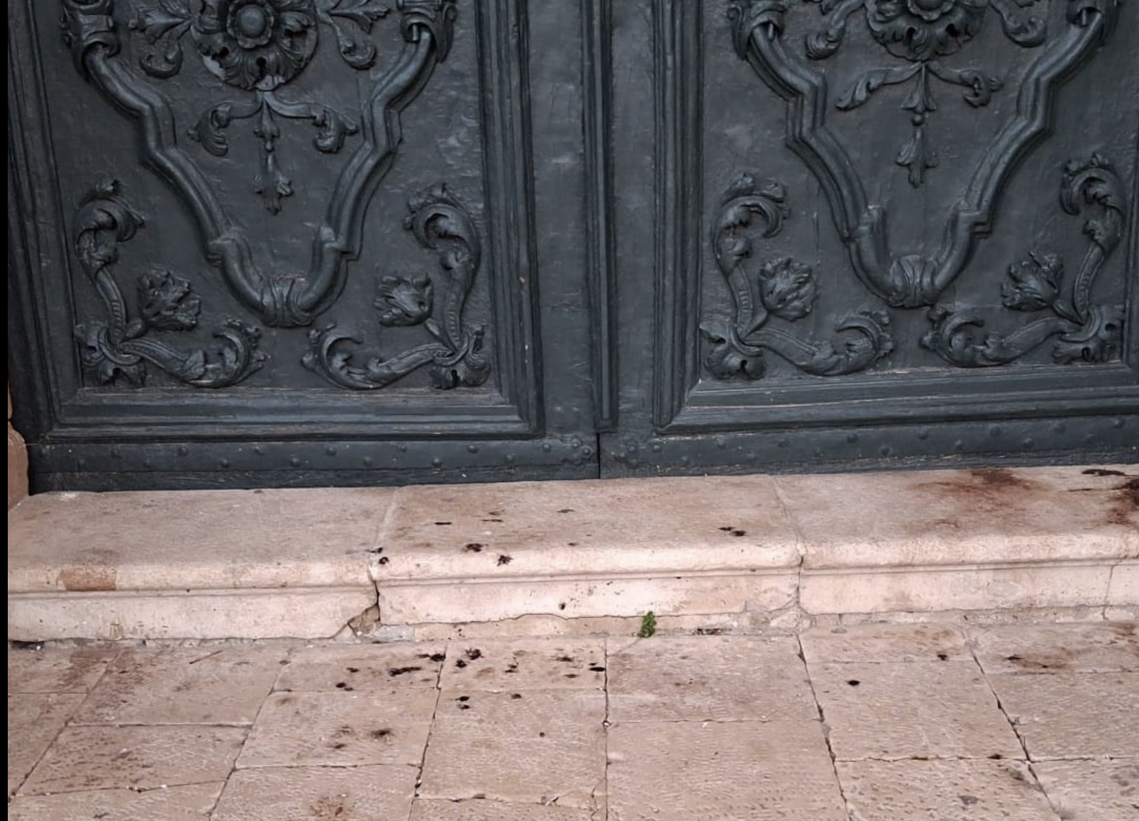 Scempio in Cattedrale a Ragusa, l’urlo di don Burrafato: “Bivacco e liquori sulla pietra Unesco. Aiutateci”