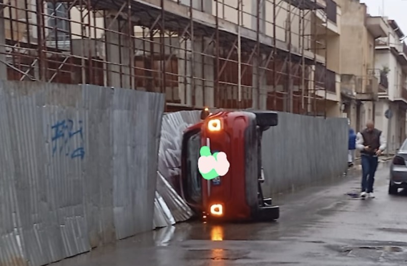 Due incidenti a Vittoria: auto si capotta alla scuola Marconi. Scontro sulla strada per l’aeroporto