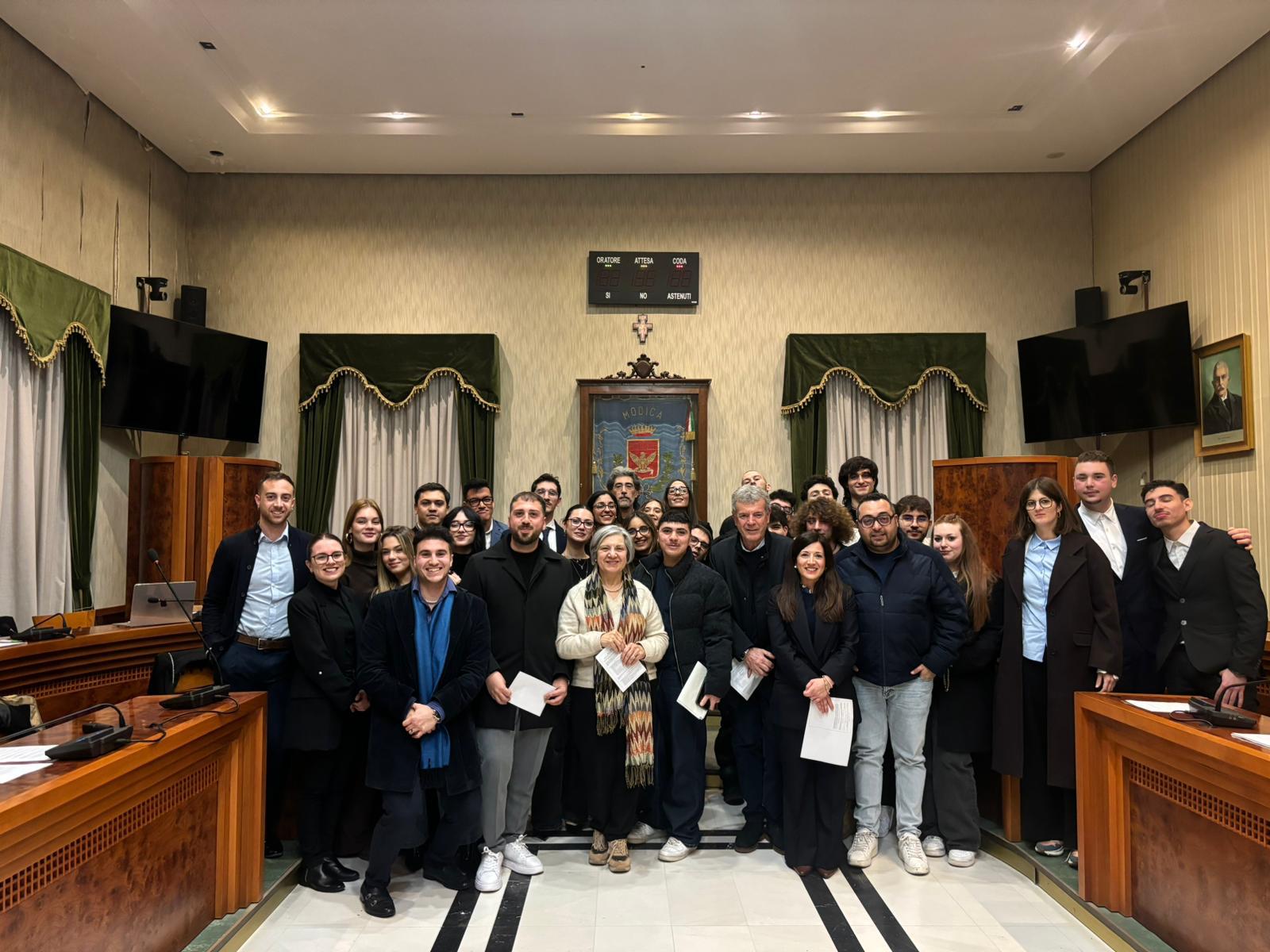 Modica, i giovani di “Voglio Dire” simulano il Consiglio comunale: Street Art e Consulta Giovanile al centro del confronto