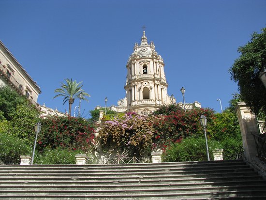 Modica e la scalinata di San Giorgio al centro di un clamoroso fake: nessun rituale del 29 maggio!