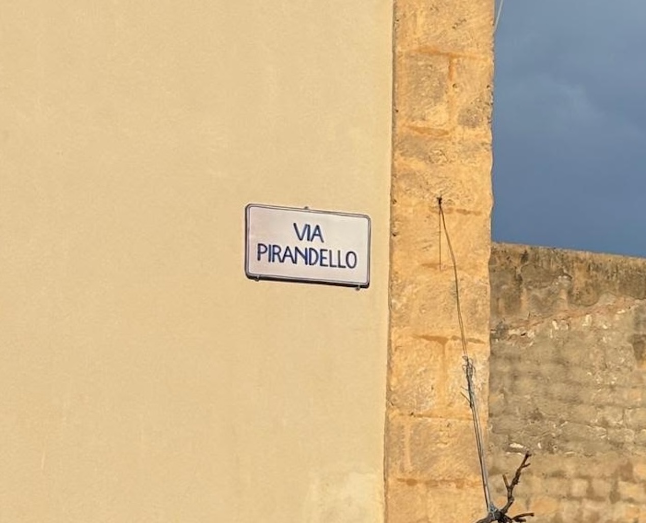 Toponomastica urbana: recuperate dai magazzini comunali di Scicli 400 piastrelle in ceramica