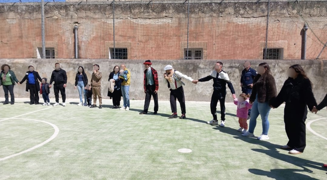 Padri e figli oltre le sbarre: emozioni e legami alla Casa Circondariale di Ragusa con “Sotto Sopra Show”