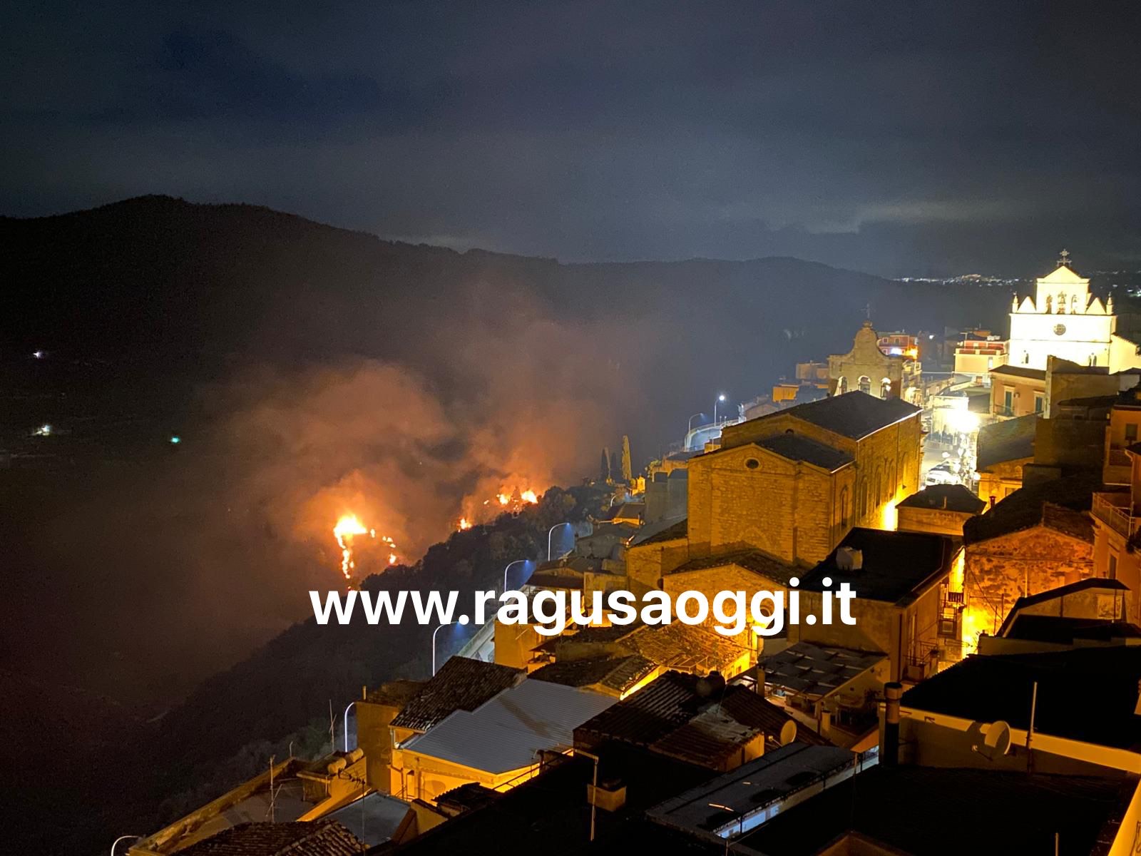 Grosso incendio lambisce Monterosso Almo: interventi in corso