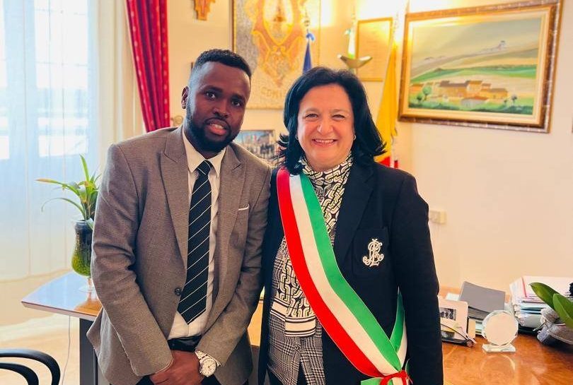 La bella storia di Abukar, nuovo cittadino italiano: “Vivo a Comiso e non vorrei essere altrove”