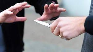 Brandiva un grosso coltello da cucina in via Colajanni: arrestato e processato oggi