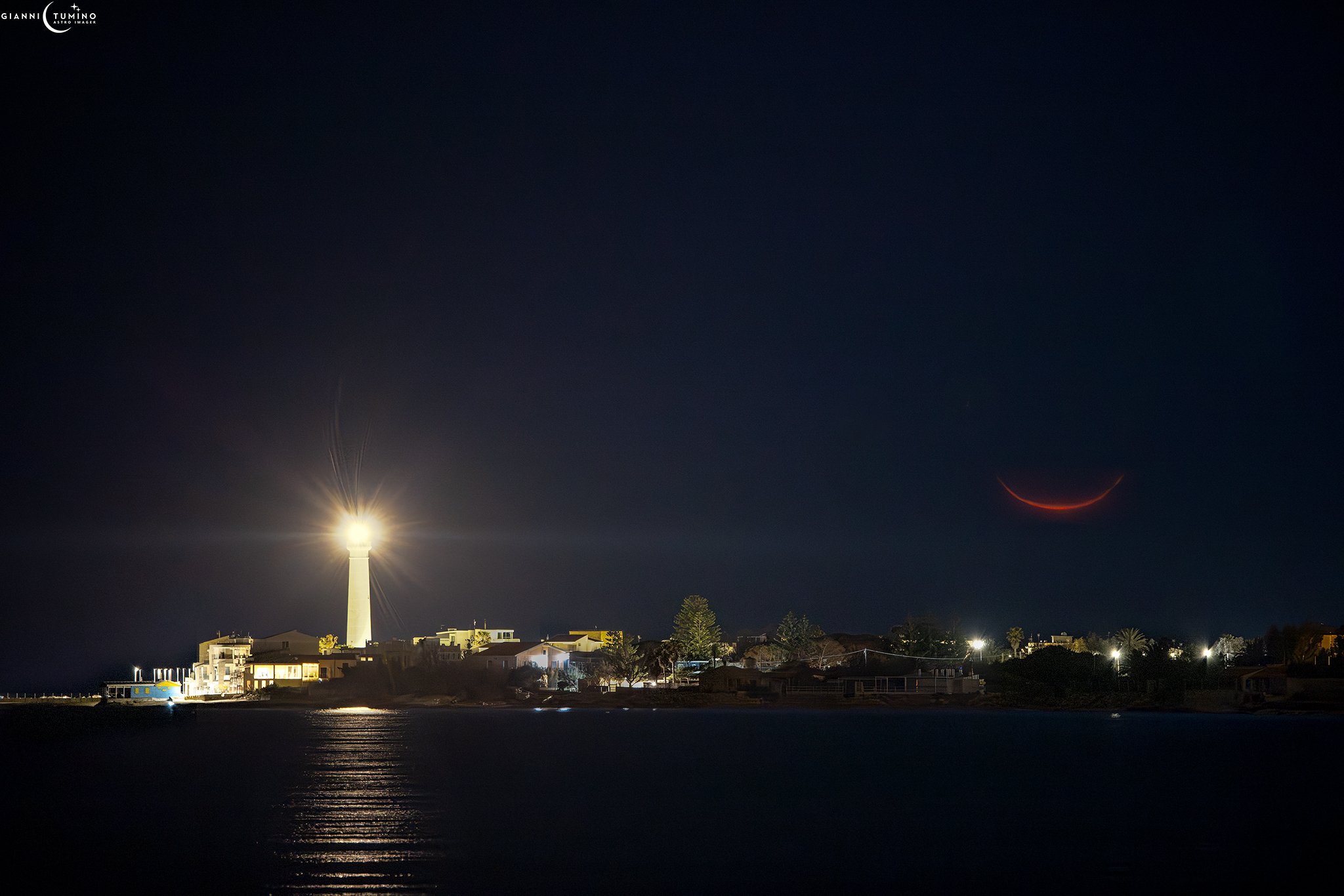 La foto: la magia della falce di luna su Punta Secca