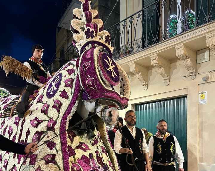Cavalcata di San Giuseppe a Scicli, emozione e fiori: l’ultima sfilata di Pippo
