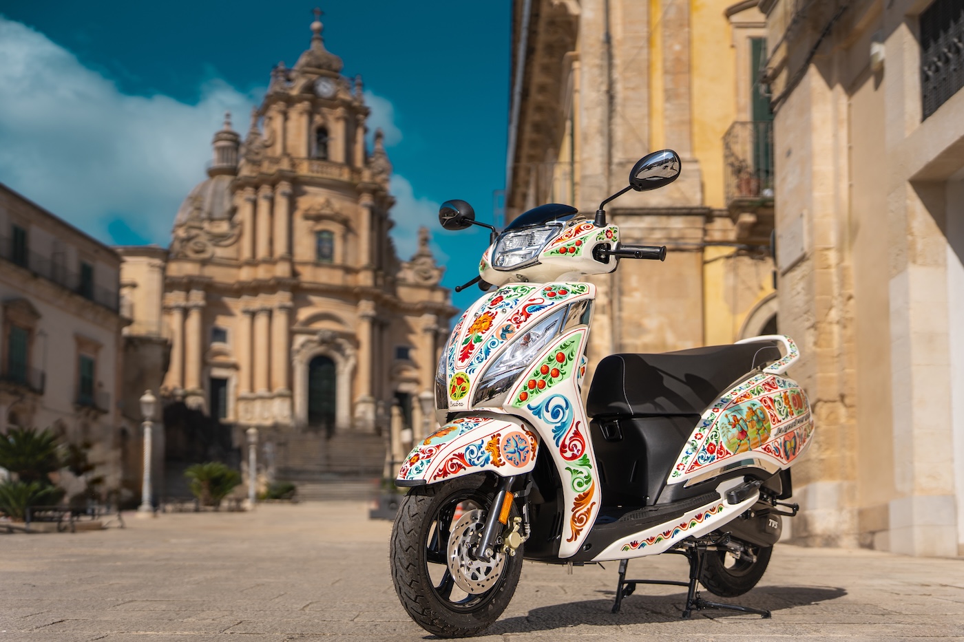 Dalla bottega di Ibla a Milano: così il carretto siciliano diventa scooter d’autore
