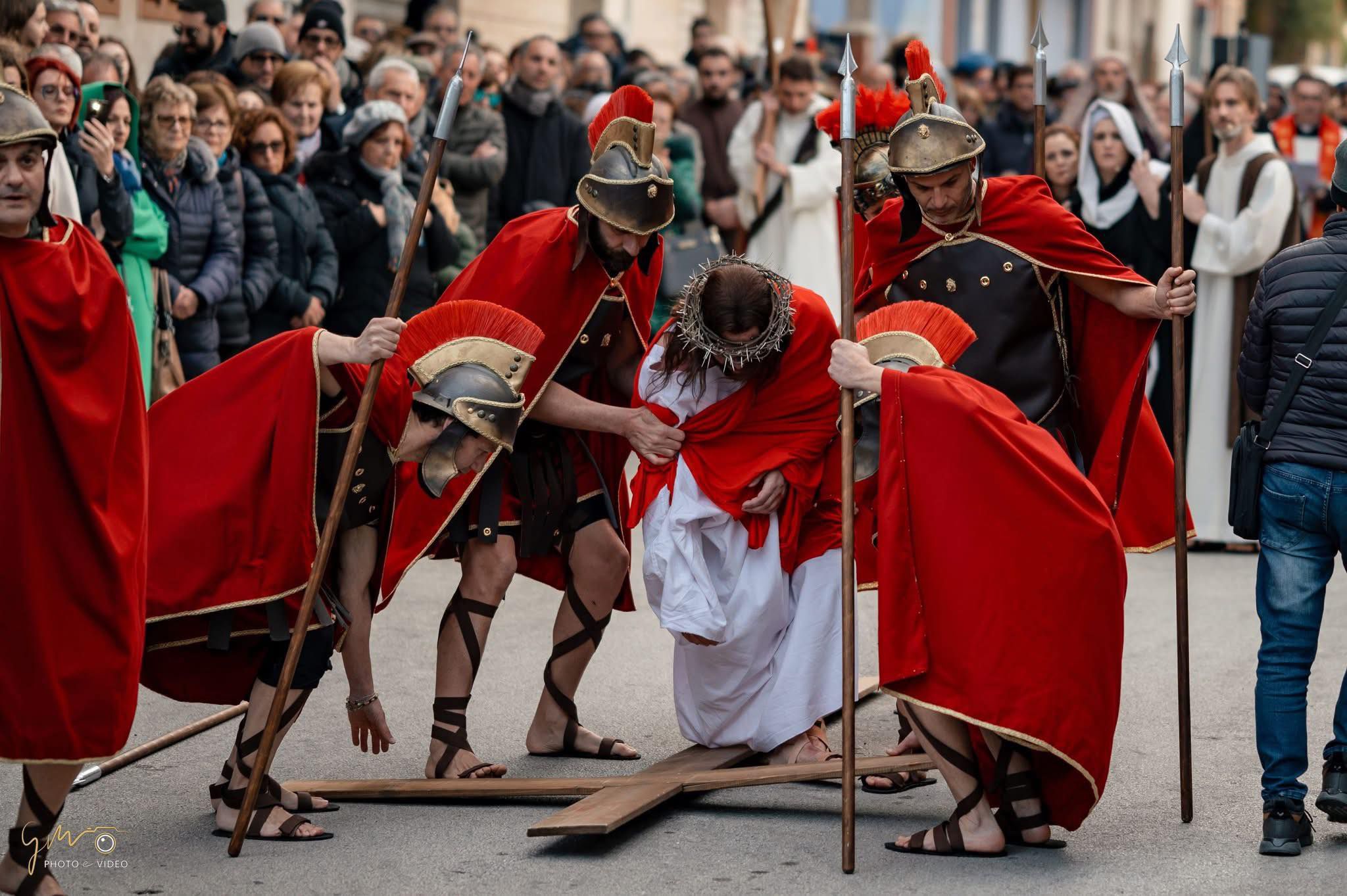 Fede e commozione a Ragusa: torna la Via Crucis vivente del Sacro Cuore