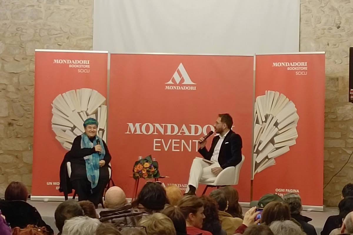 Serra Yilmaz incanta Scicli: “Cara Istanbul” presentato nella cripta del Carmine