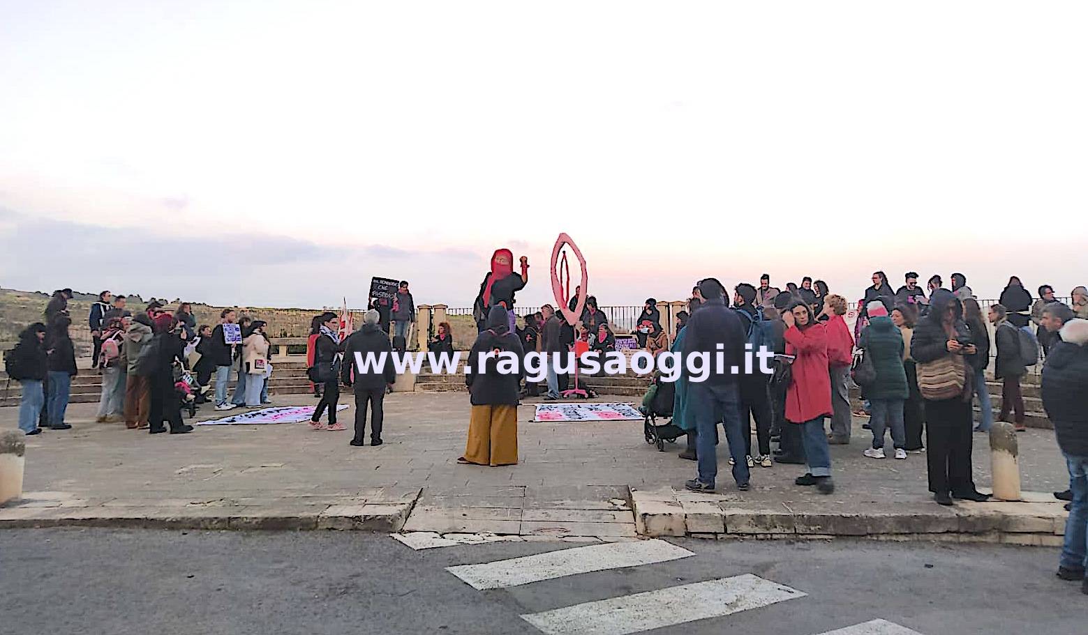 “Disarmiamo il patriarcato”: corteo dell’8 marzo a Ragusa, simbolicamente bruciata una copia del ddl Bongiorno