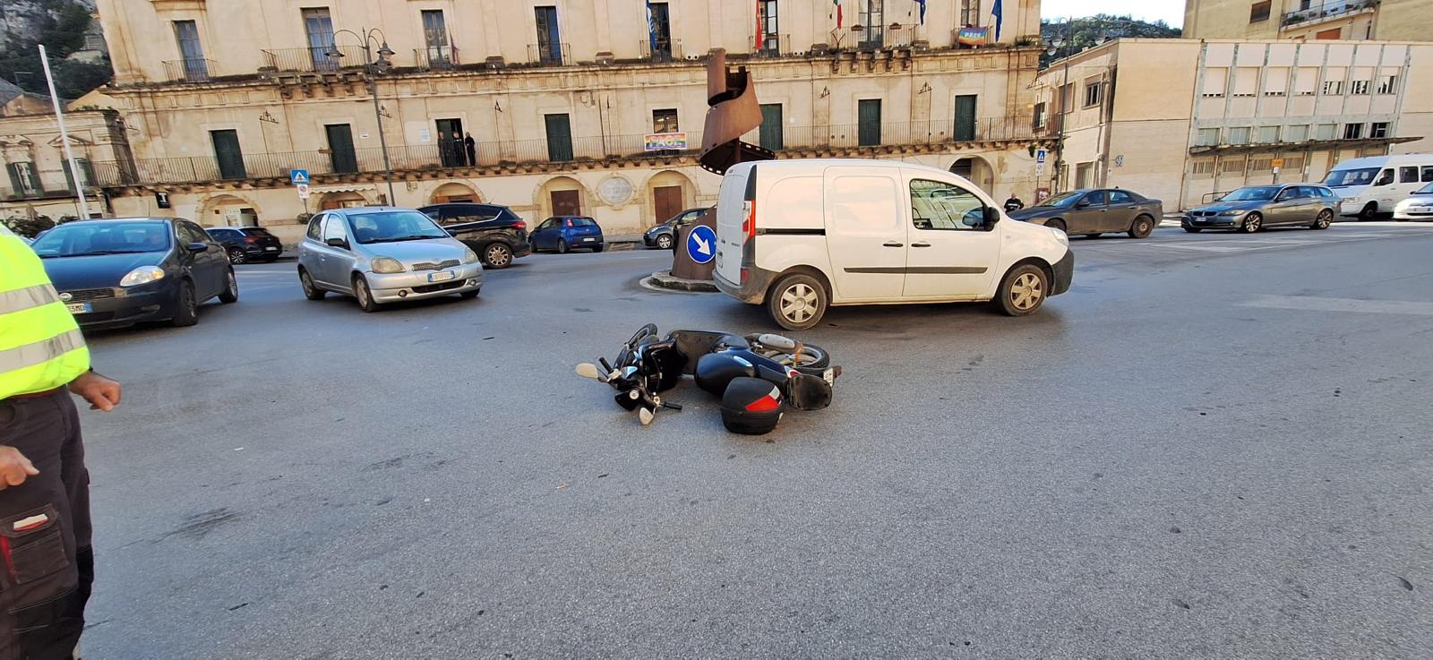 Incidente a Modica: scooter contro Yaris, giovane trasportata al Maggiore