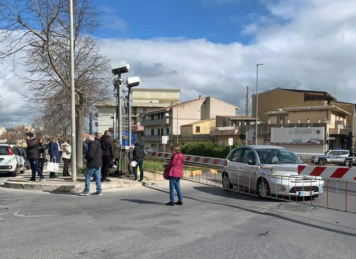 A Ragusa ancora paura al passaggio a livello di via Paestum: sfiorata un’altra tragedia
