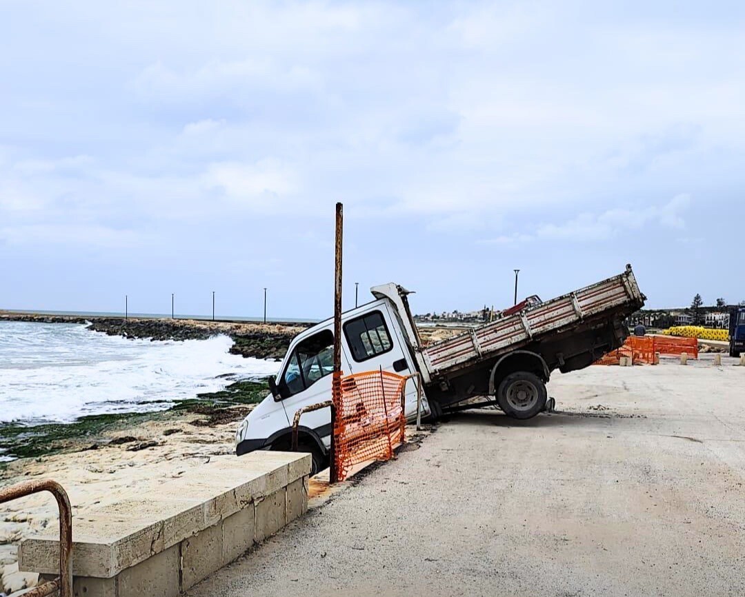 Camion sfonda la barriera e finisce sulla scogliera: incidente sul lungomare