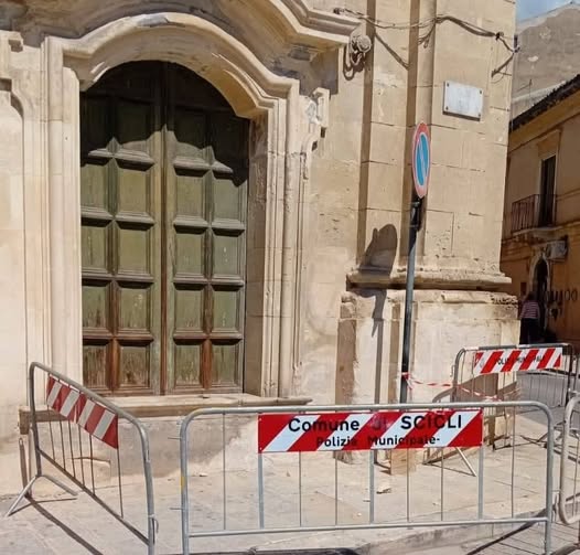 Crollo improvviso alla chiesa Madre Sant’Ignazio a Scicli: pietre giù in pieno centro