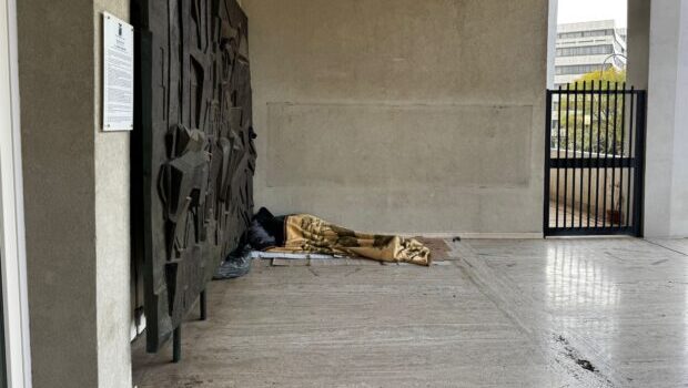 Clochard dorme nell’atrio della Provincia: quando lo Stato finisce e inizia il freddo