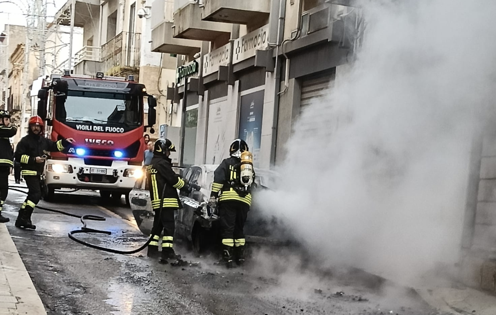 Santa Croce Camerina: auto in fiamme e paura in via Bagni. Nessun ferito