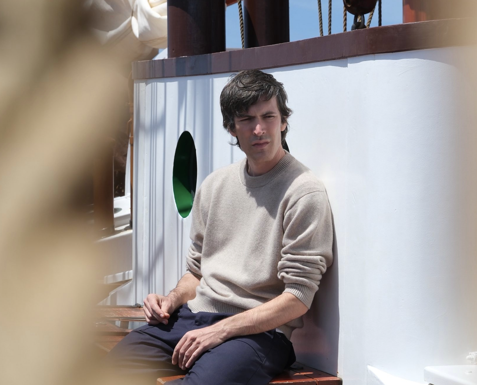 L’Oceano Atlantico specchio dell’anima: il viaggio visionario del cantante Giovanni Caccamo