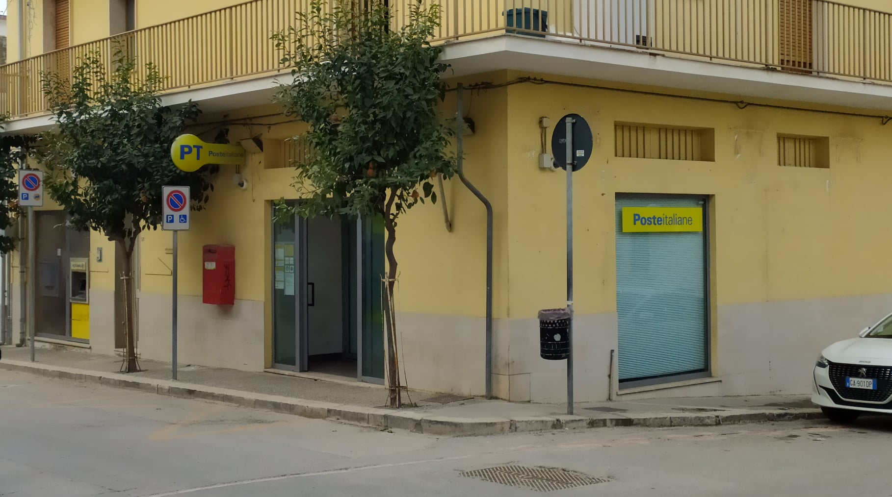 Un solo sportello nell’ufficio postale di Scoglitti: code e lunghe attese. I disagi dei residenti