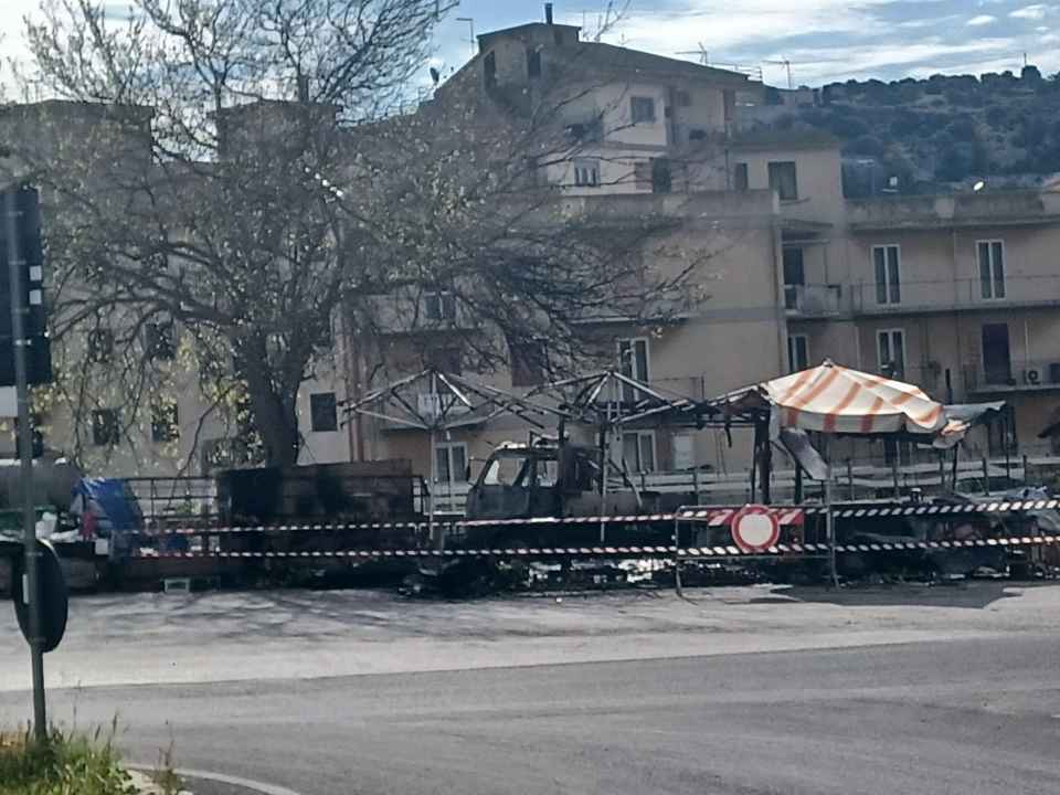 Notte di fuoco a Scicli, distrutti banco ortofrutta e veicolo parcheggiato