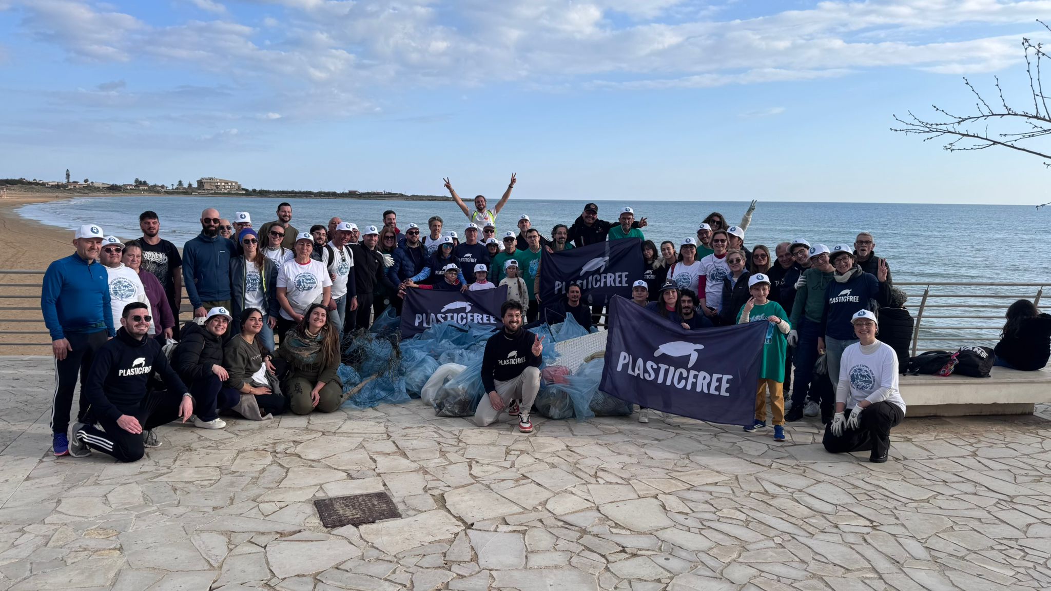 A Marina di Modica oltre 90 volontari ripuliscono la spiaggia: raccolti 350 kg di rifiuti