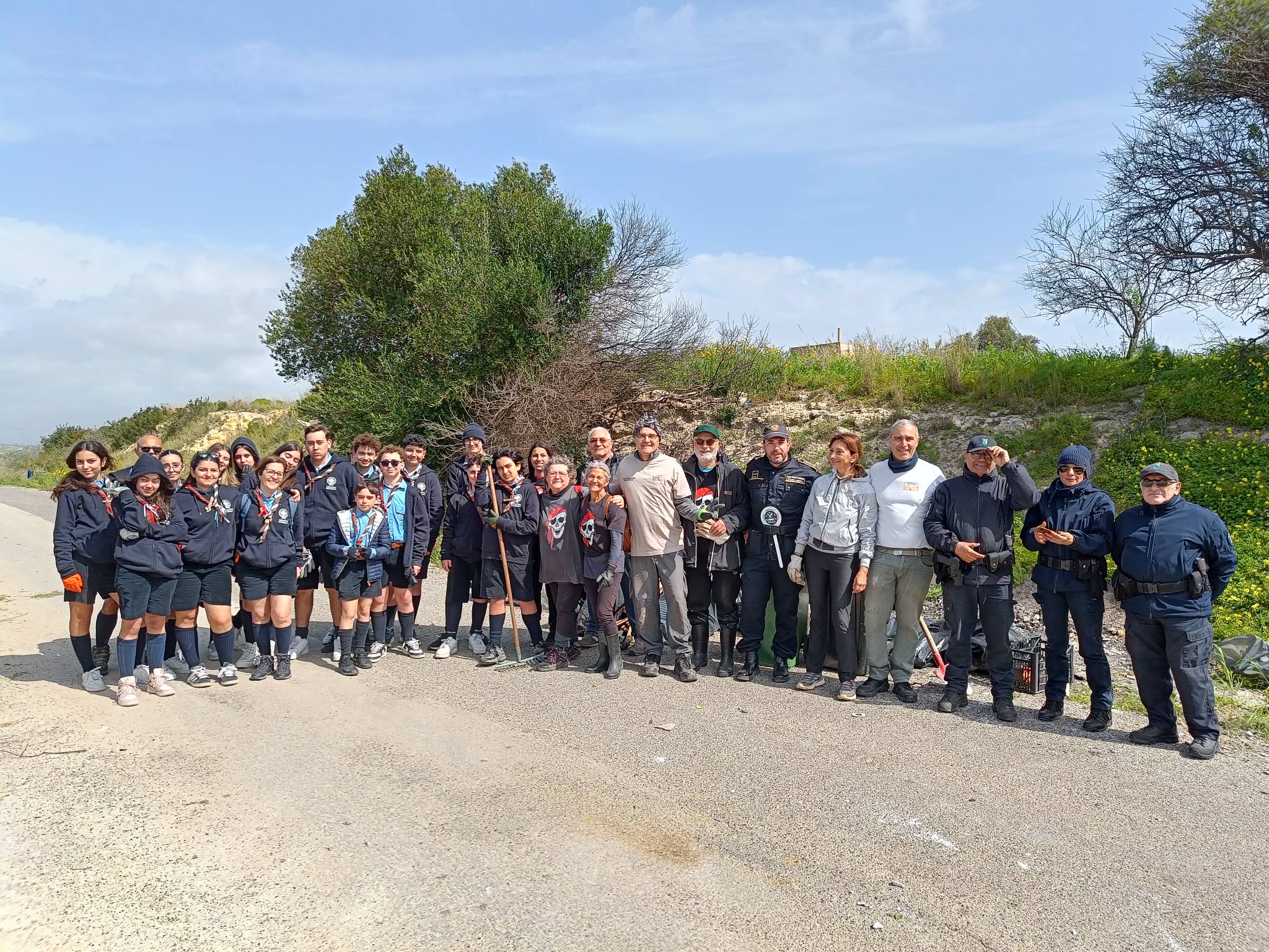 Volontari ripuliscono i pantani Longarini e Cuba: quintali di rifiuti raccolti