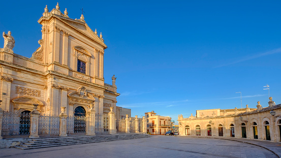 Ispica si illumina: Santa Maria Maggiore protagonista con luci artistiche