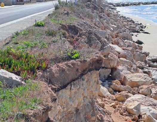 Erosione costiera a Santa Maria del Focallo: pietre e laterizi minacciano la spiaggia