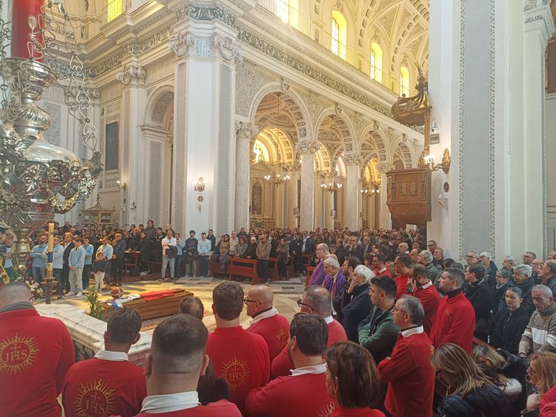 Il saluto di Comiso a Vicé Scamporrino. I figli Adriana e don Sebastiano: “Mio padre era la fortezza”