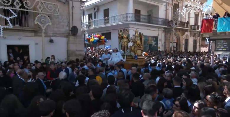 Pasqua a Comiso, un piccolo incidente ritarda il Regina Coeli e la “prima paci”. Al via la lunga processione
